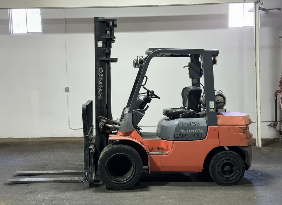 Empilhadeira industrial Toyota 7FGCU30 5800 lb 2001.