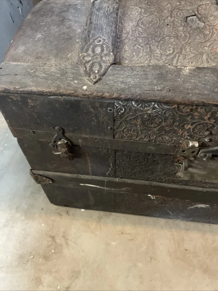 Vintage TRUNK ANTIQUE VICTORIAN HUMPBACK banded DOMED All Original 26x14 17 Tall - Image 4 of 4