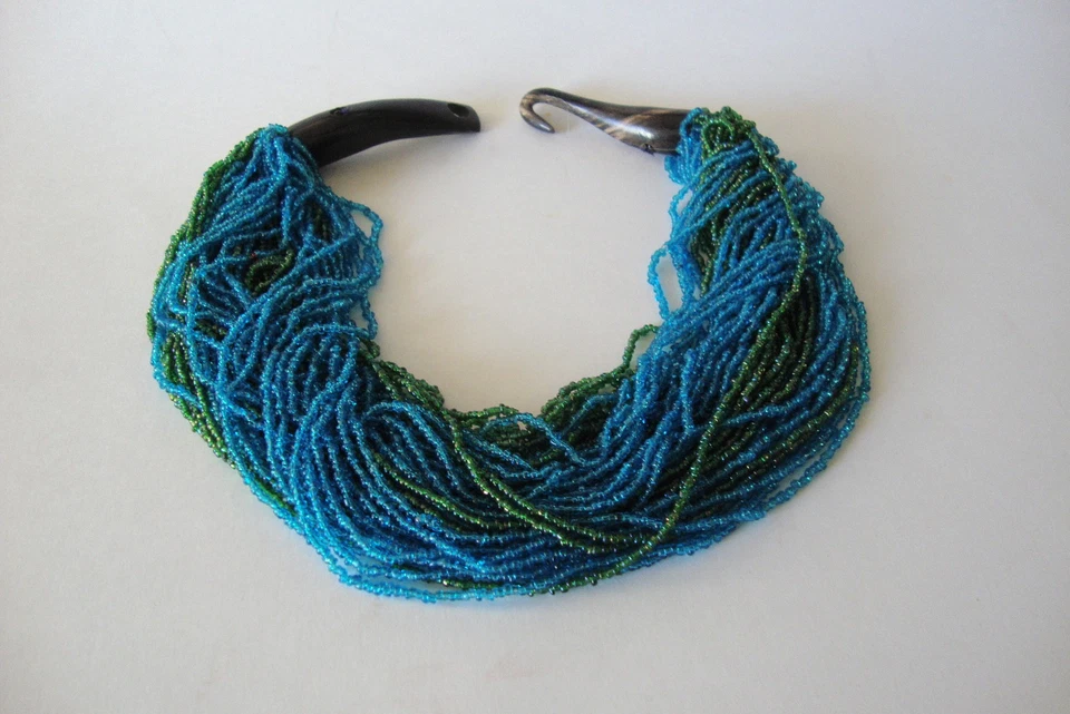 Collier multi rang bleu et vert perles fermoir en corne vintage - Monies ? - Photo 2/4