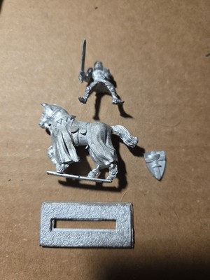 I have a bretonnian grail knight, the metal horse head has the lion