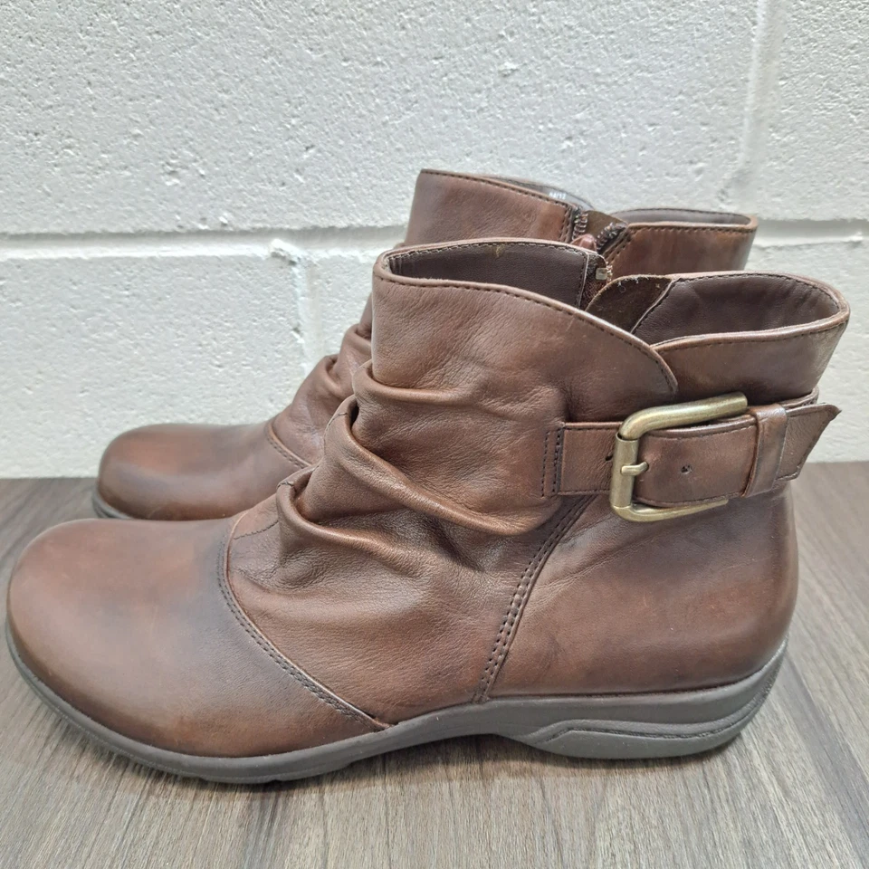 Botas Clark's Slouch couro marrom zíper lateral com fivela ajustável femininas tamanho 9M - Imagem 4 de 4