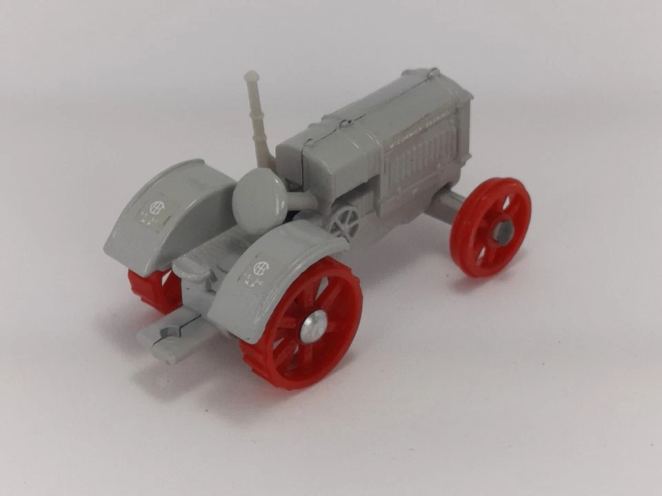 Tractor diecast International Harvester 1921 McCormick-Deering 10-20 1/64 como nuevo Foto 4 de 4