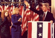AMERICA'S FIRST FAMILY, PRES BILL CLINTON, HILLARY AND CHELSEA Continental-size