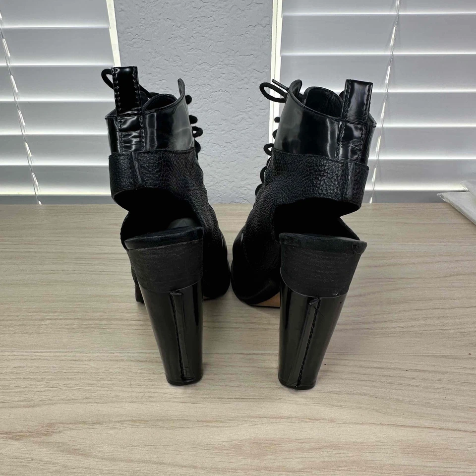 Botas femininas Alexander Wang Shoes EU38 couro pebbled preto com cadarço abertura traseira - Imagem 4 de 4