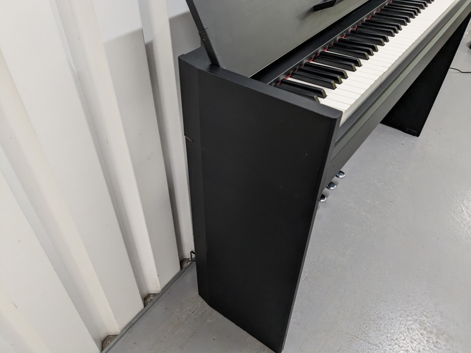 Yamaha Arius YDPS52 black Digital Piano Slimline space saver stock