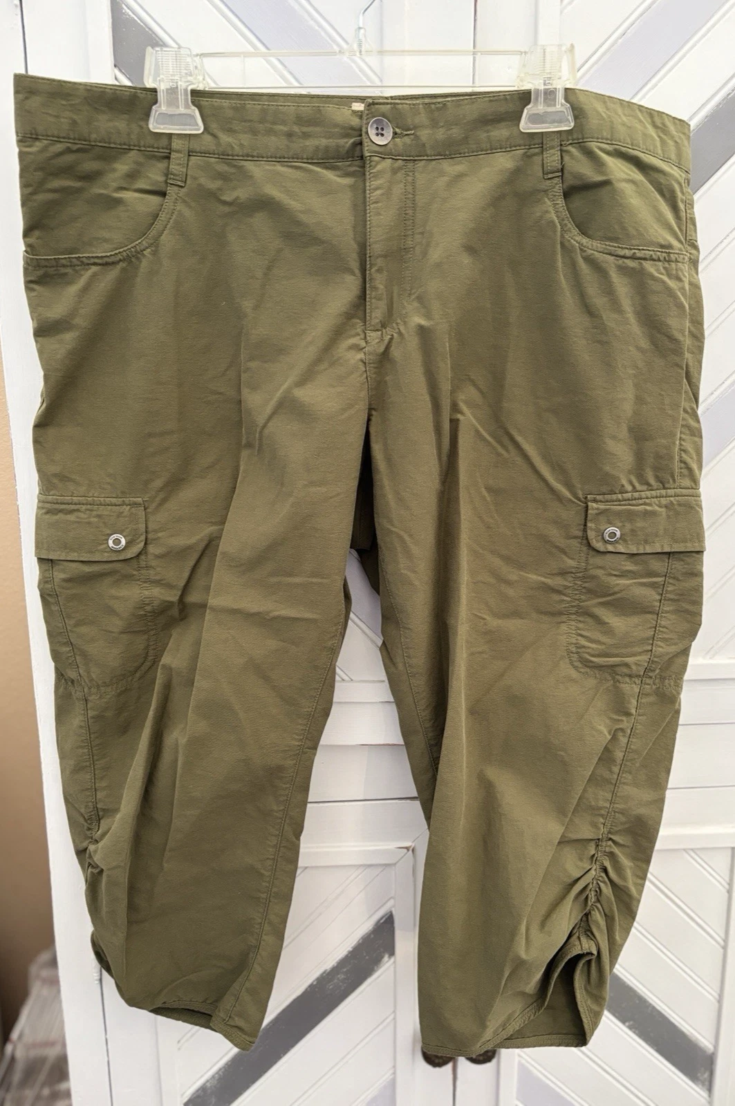 Woolrich Women's Size 12 Army Green Mid Length Ruched Leg Cargo Capri Pants