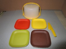 VINTAGE TUPPERWARE CAKE CARRIER W/HANDLE-4 PLATES--PIE/CAKECUTER-8PCS
