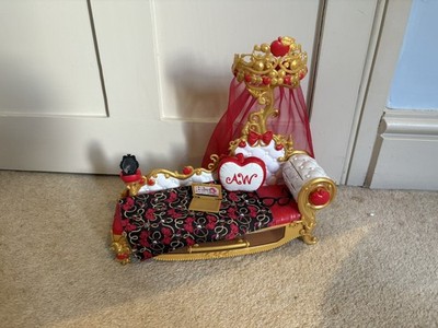Ever After High Puppe Apfel weiß Ohnmacht Couch