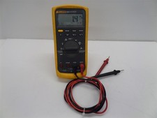 Multímetro digital industrial Fluke 83V con cables