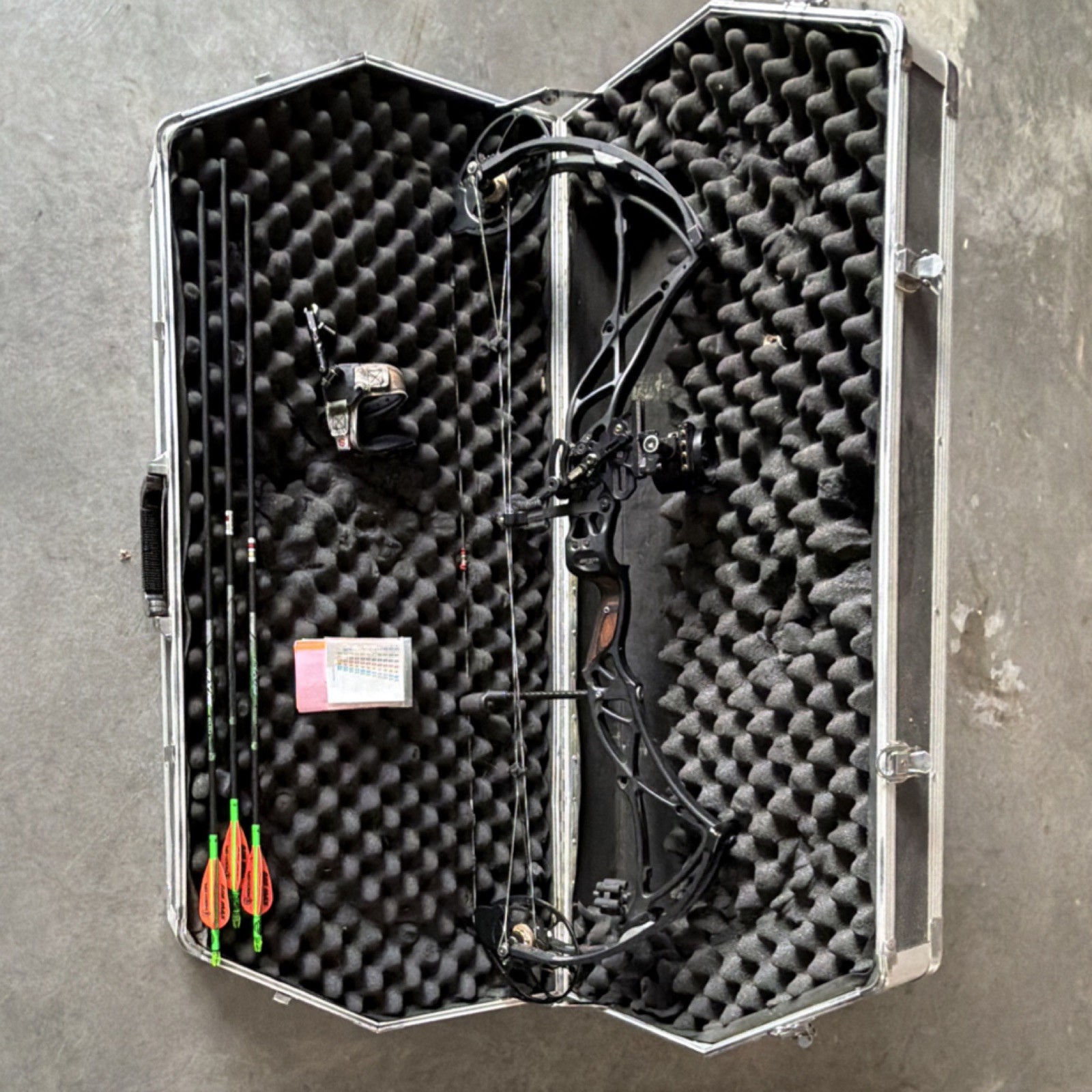 Bowtech Reign 7 Compound Bow RH Black w/ Case, Arrows, Sight, Release