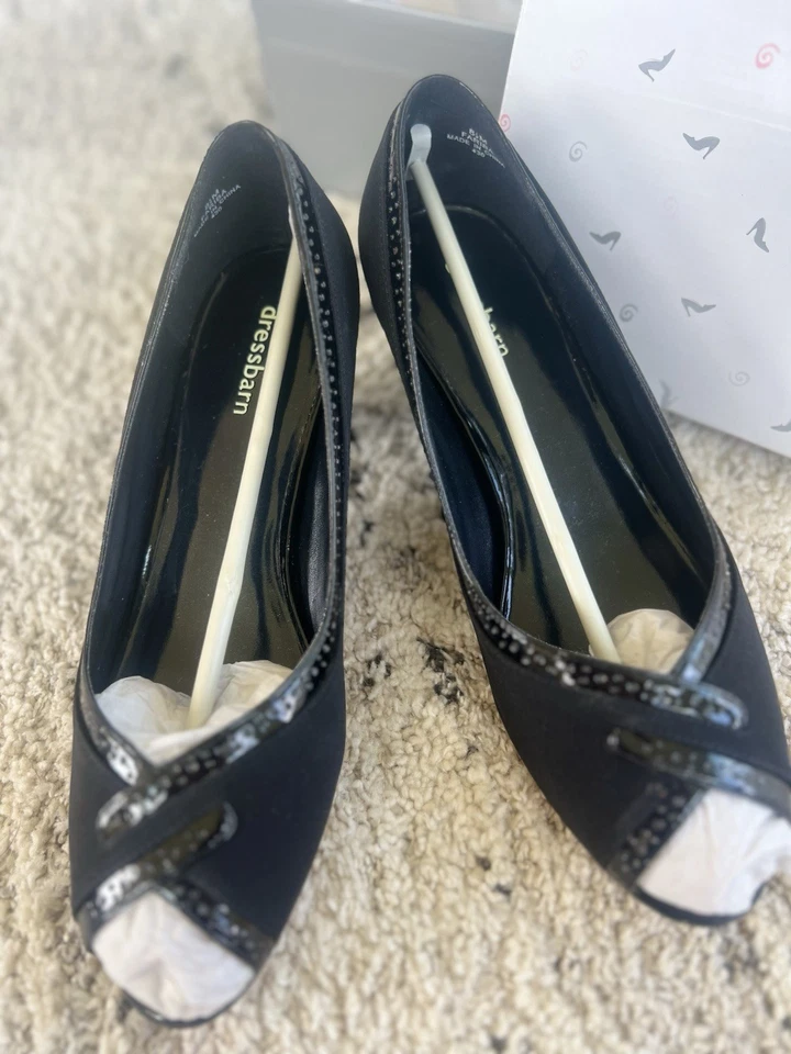 Tacones Dressbarn negros con recortes decorativos Foto 3 de 4