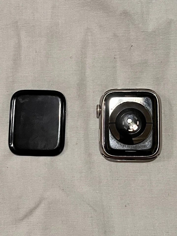 Apple Watch Series 4 Stainless steel with GPS and cellular PARTS NOT WORKING - Image 2 of 4