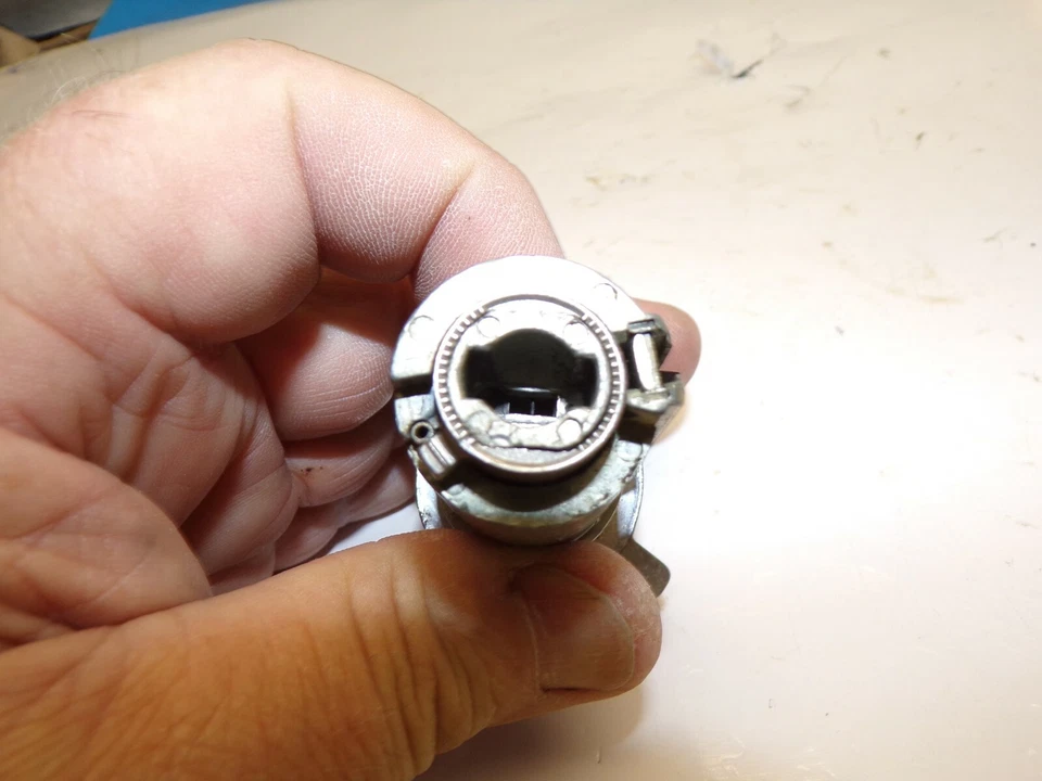 Cadillac Seville Fleetwood Deville 1975? Cilindro de bloqueo de encendido con llave Foto 4 de 4