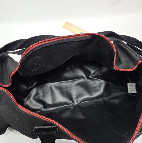 NWT Billie Eilish Duffle Bag Black Red Logo BRAND NEW - Foto 8 di 8
