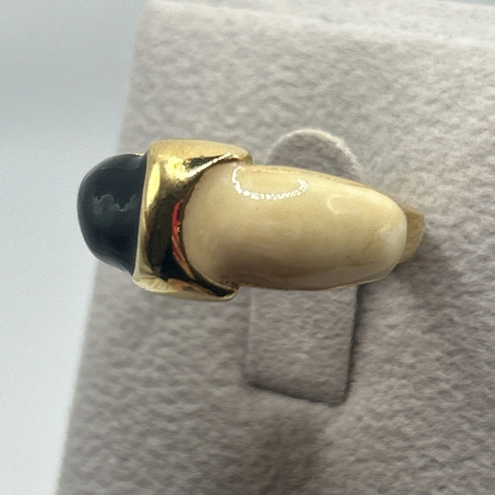 Bague vintage fantaisie  Doré Noir Et. Blanc . Taille 49