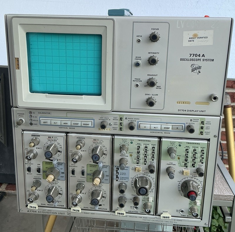 Tektronix 7704A Oscilloscope with 7A26, 7A26, 7B85, 7B80 Modules