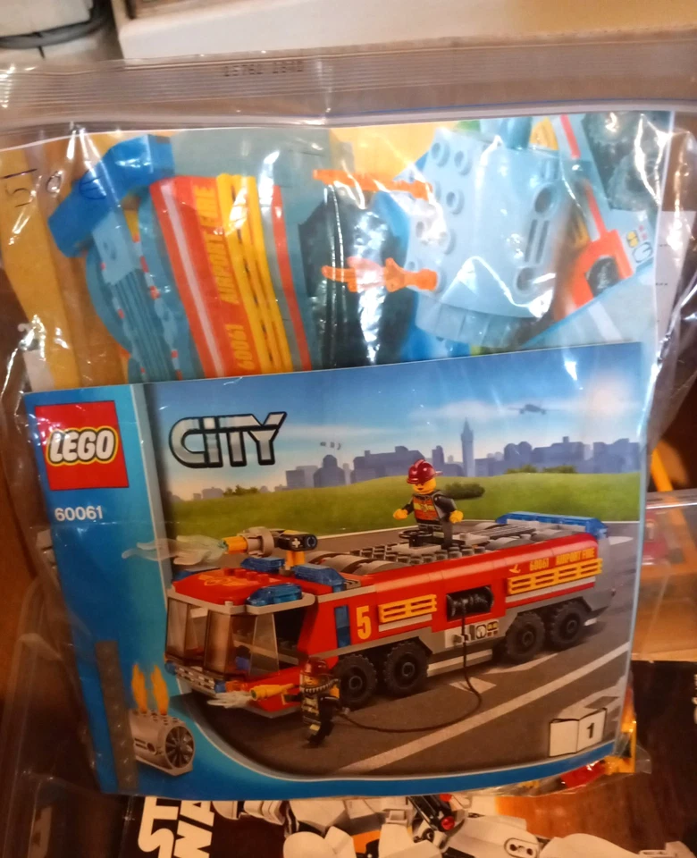 LEGO City 60061 Airport Fire Truck, photo 1 sur 2