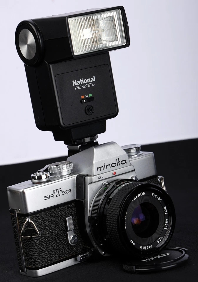 Minolta SR-T 201 Chrome 35mm Film SLR c/w 28/2.8, MC 100-200mm Lens & Flash Kit - Image 3 of 4