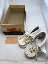 LAKE CHURCH DEERSKIN MOCCASINS BABY WHITE BEADED Size 2 w/ Original Box Shoes US
