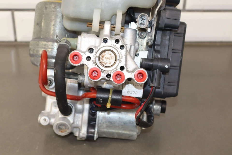 Lexus GX470 2003-2009 refuerzo de freno eléctrico - depósito maestro - tapa Foto 4 de 4