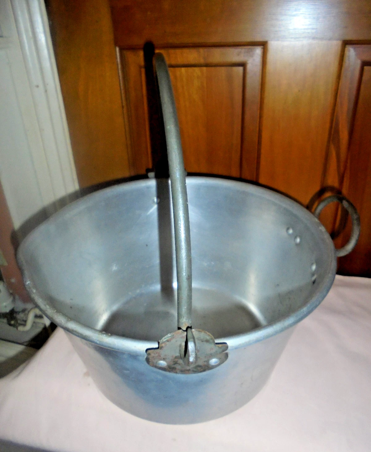 OLD ALUMINUM COOKING POT WITH TOP AND SIDE HANDLE SIZE 32 X18 CM