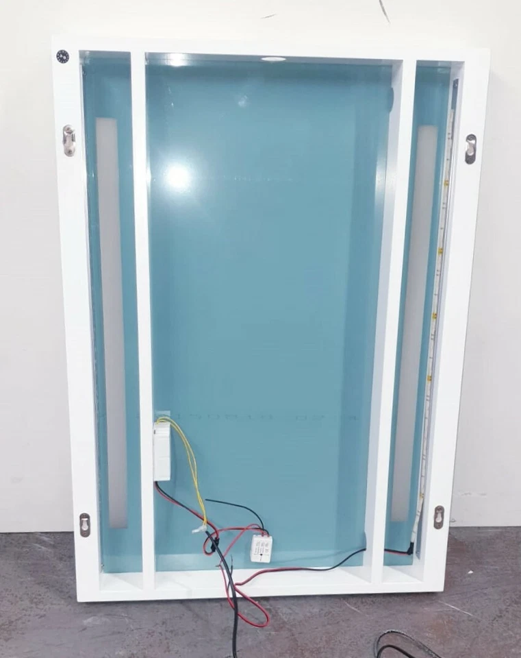 Espejo de baño LED con accesorios finos Sumac Ridge - 22 W x 33,5 H pulgadas - RECOGER EN NJ Foto 4 de 4