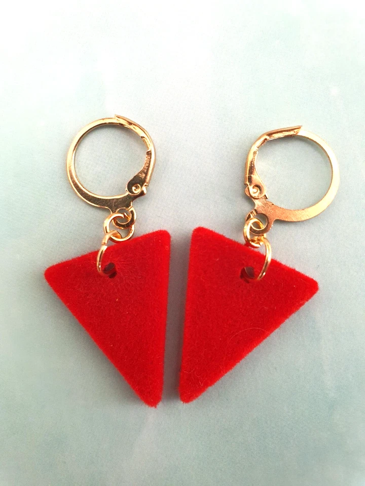 Huggie, Creolen-goldfarben mit Anhänger, Handarbeit, jedes Paar ein Unikat - Bild 2 von 4