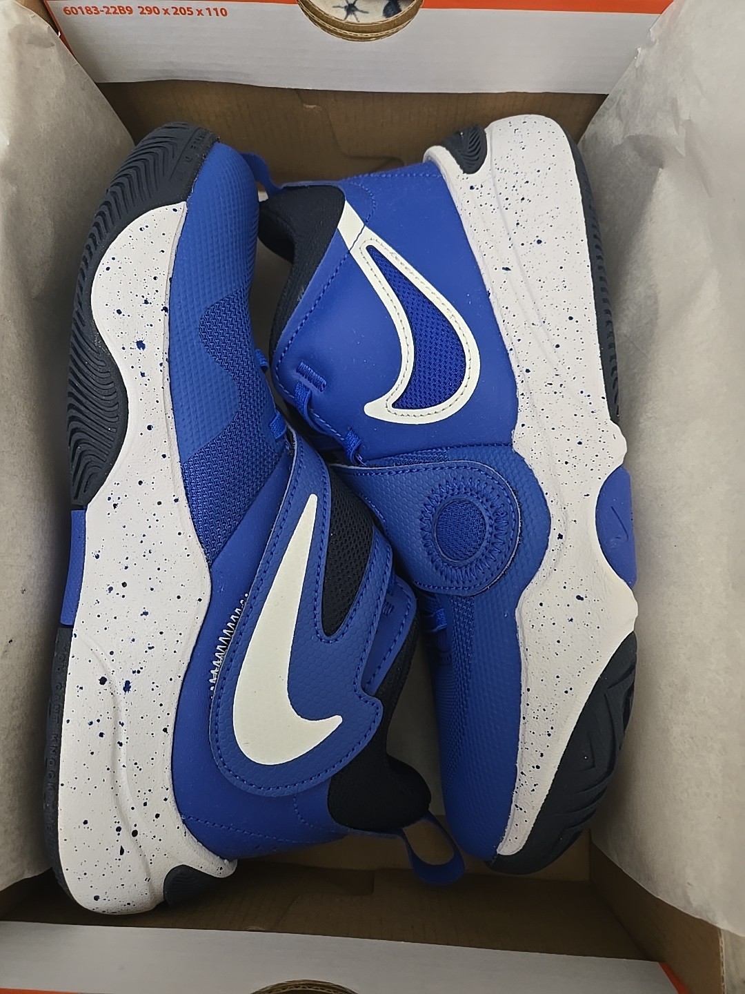 Nike Team Hustle D11 GS Size 6 Yeers Big Kids