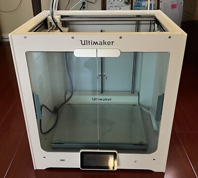 Ultimaker s5 3D Printer and some filaments included!