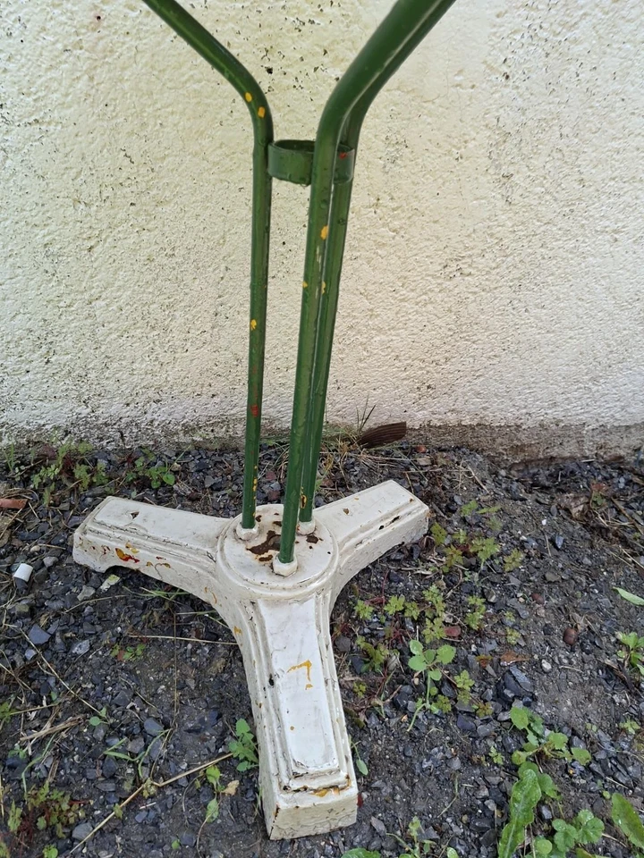 Table bistrot vintage Ø60cm pied fonte — parasol hole — 1950s-70s - Photo 3/4