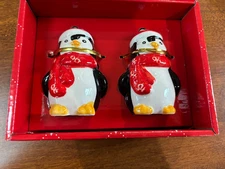 NEW IN BOX! CHRISTMAS PENGUIN SALT & PEPPER SHAKERS-XMAS - CERAMIC - NEW!!!!!!!!