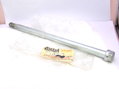NOS Yamaha DT175 DT 175 1981 XT125 83 Genuine Front Wheel Hub Axle 353-25381-00
