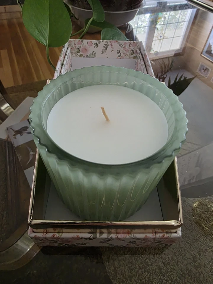 Laura Ashley Gardenia Blossom Scented Candle 8 Oz - Gift Box - Soy Blend - NEW - Image 2 of 4