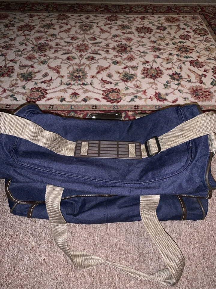 American Flyer Carry-On Travel Duffle Bag w adjustable Shoulder Strap - Image 3 of 4