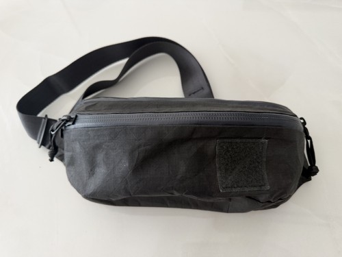 Evergoods CIVIC Access Sling 2L - Kludde Edition - Black Magic and Blue Flame