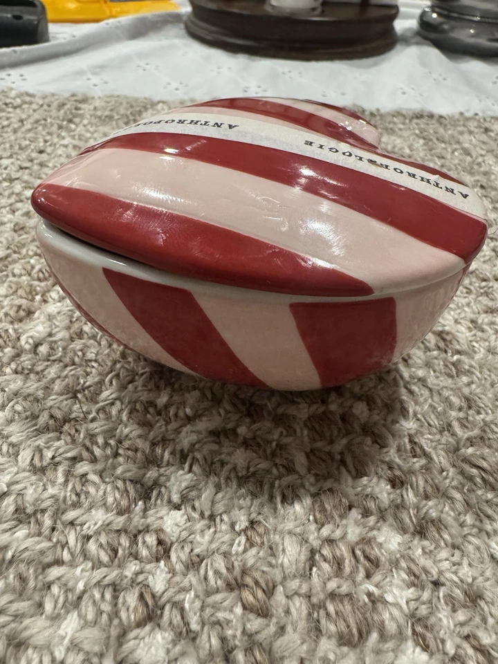 Vela de cerámica Anthropologie x Vaisselle, aroma a bayas y rosas del bosque, caja abierta Foto 4 de 4