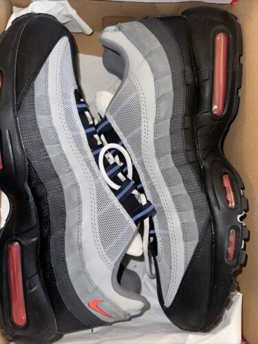 Size 13 - Nike Air Max 95 Smoke Grey Track Red - Afbeelding 1 van 3