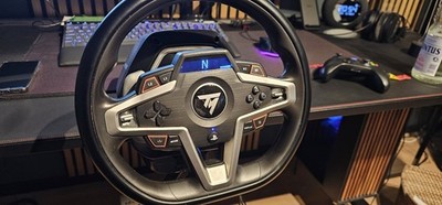 Thrustmaster T248 Rennlenkrad mit Magnetischen Pedale für PlayStation und PC