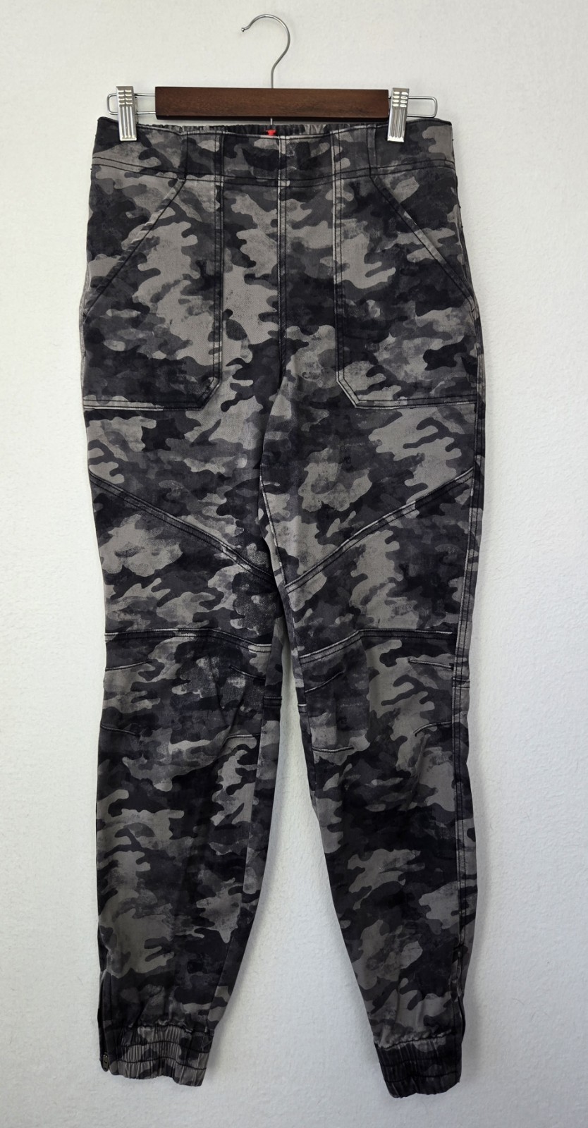 Spanx Women’s Stretch Twill Cargo Joggers Gray Camouflage Pants Size Medium