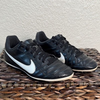 Nike Boys Size 2Y Black and White Athletic Cleat Sport Shoes