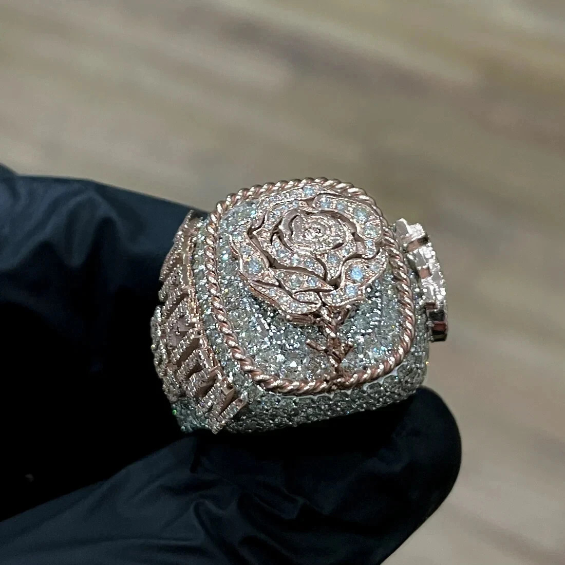 Anillo de hombre con letra personalizada de moissanita real de corte redondo enchapado en oro rosa de 14 quilates