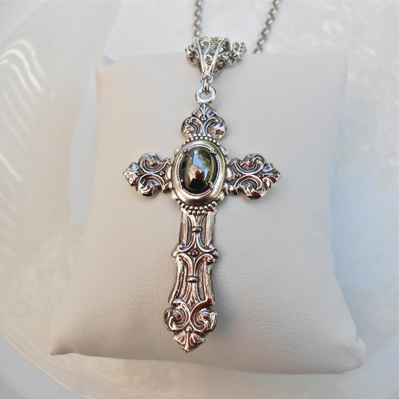 Collier sautoir baroque en argenté vieilli et cabochon jet d'exception