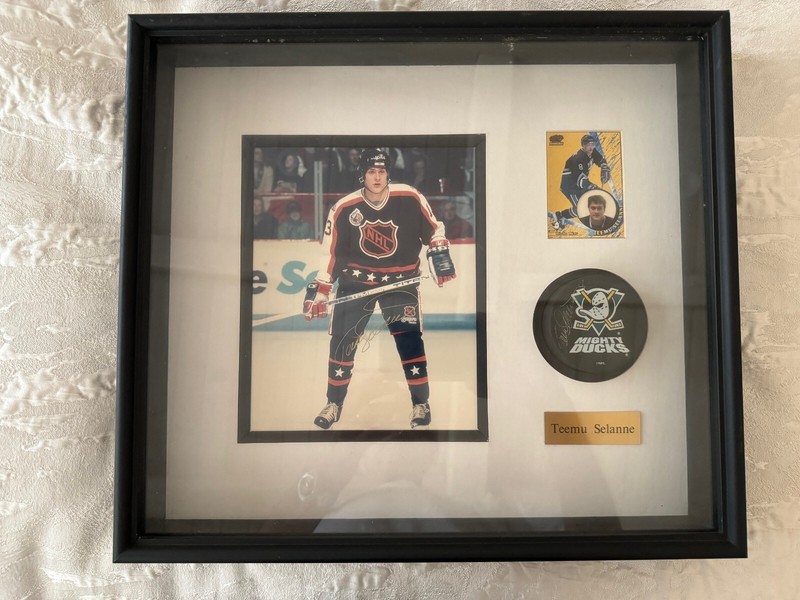 TEEMU SELANNE custom framed/ SIGNED 8x10 photo + PERSONALLY SIGNED PUCK+ CARD!  