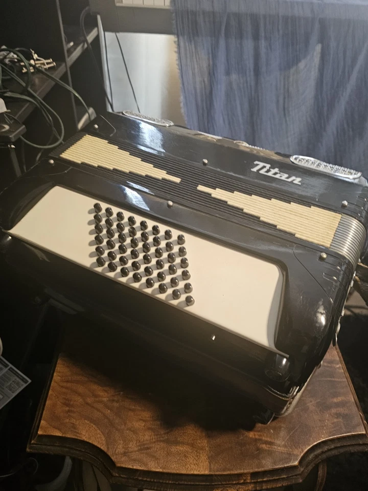 Винтажный итальянский аккордеон — титано — 34 клавиши / 72 бас-гитара - Изображение 2 из 4