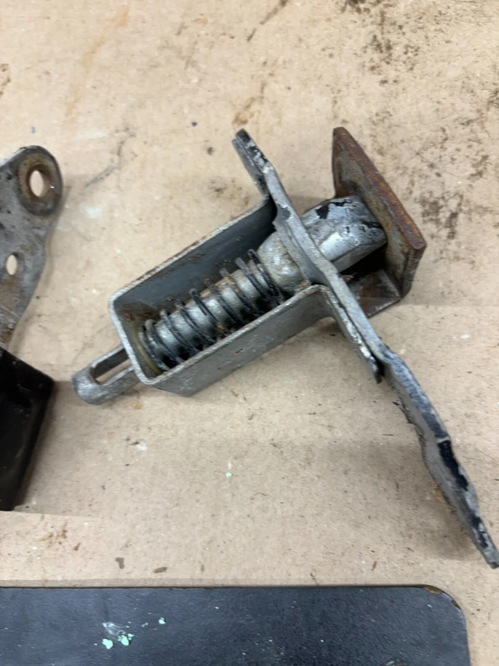 1988 1989 90 91 92 93 94 CHEVROLET GMC K1500 K2500 TAILGATE LATCH LATCHES SET PA - Image 3 of 4