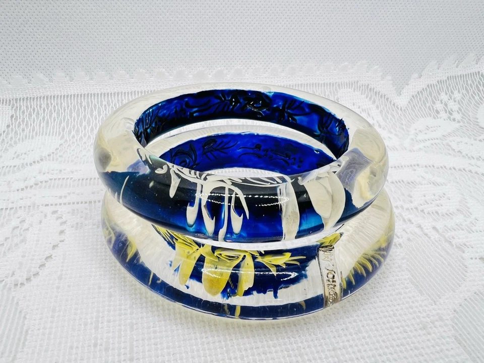 Betsey Johnson Chunky Bracelets Navy Blue Lucite Yellow White Flower Signed Pair - Image 4 of 4