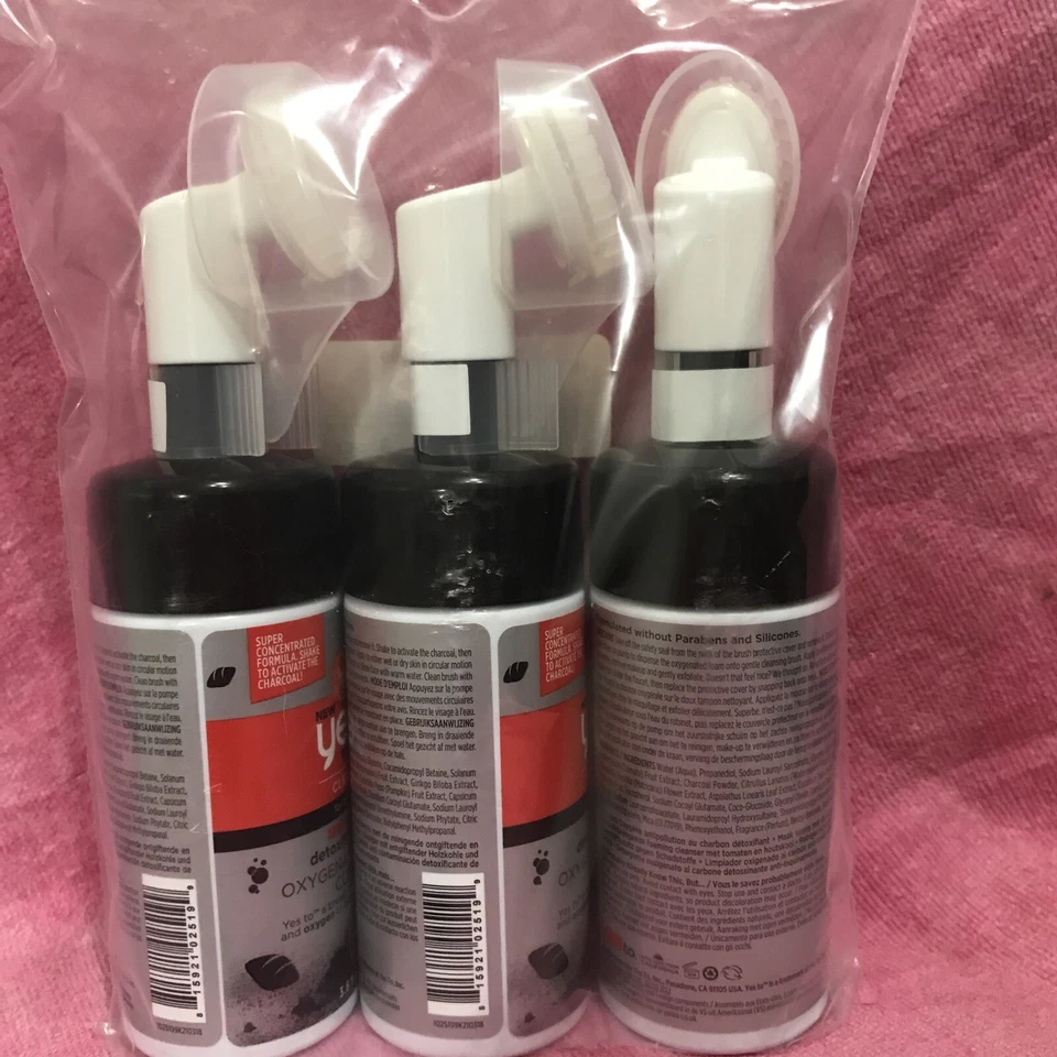 Limpiador facial desintoxicante de carbón para piel transparente Yes To To Tomatoes paquetes de 3,8 oz x 3 Foto 2 de 2