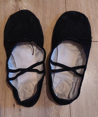 Schwarze Ballettschuhe/Ballettschläppchen mit gekreuzten Riemen, 25 cm