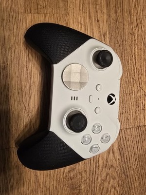 Microsoft Elite Series 2 Core Wireless Controller for Xbox  White Used