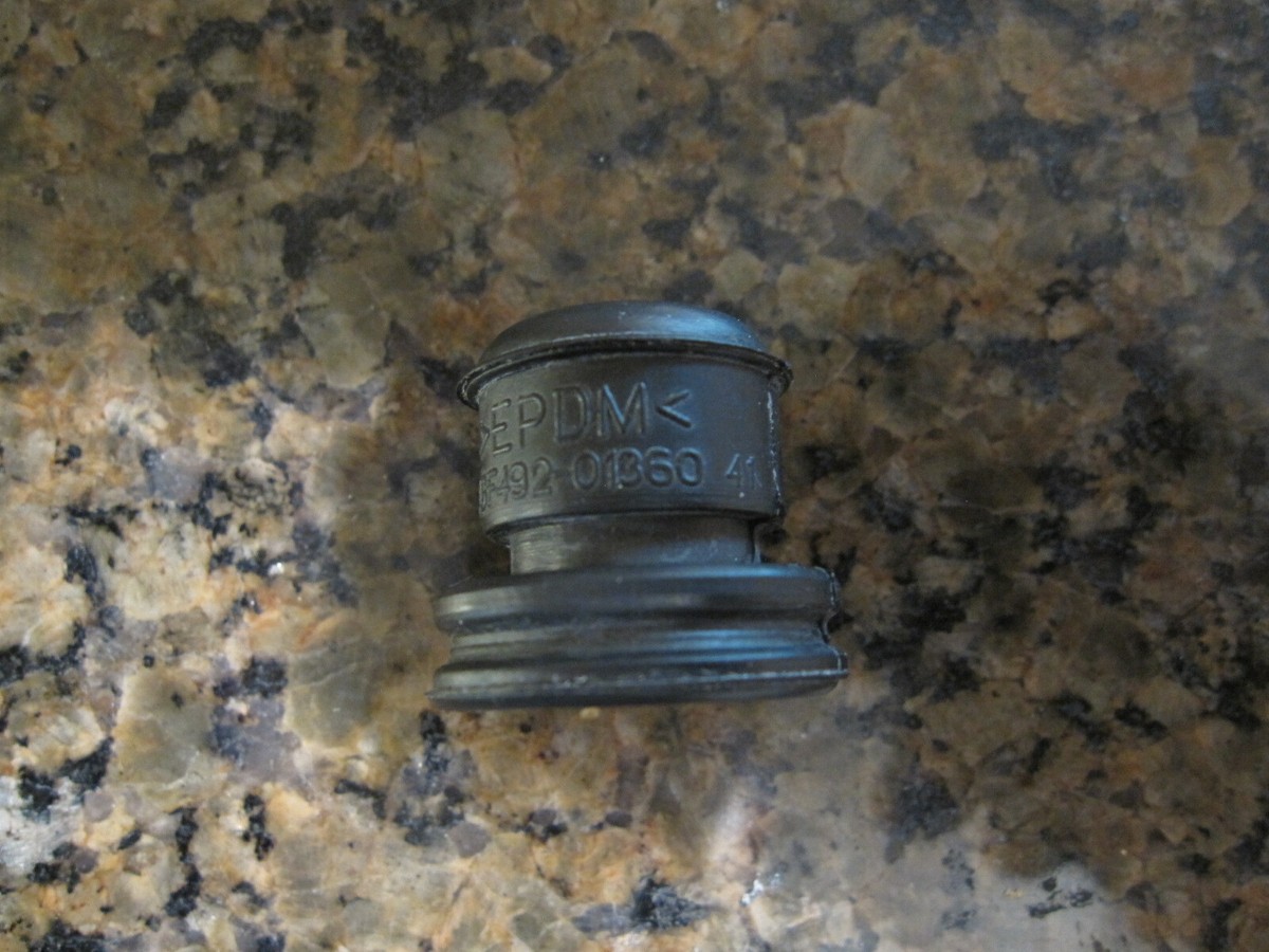 TOYOTA OEM Engine Appearance Cover Engine Cover Cushion
